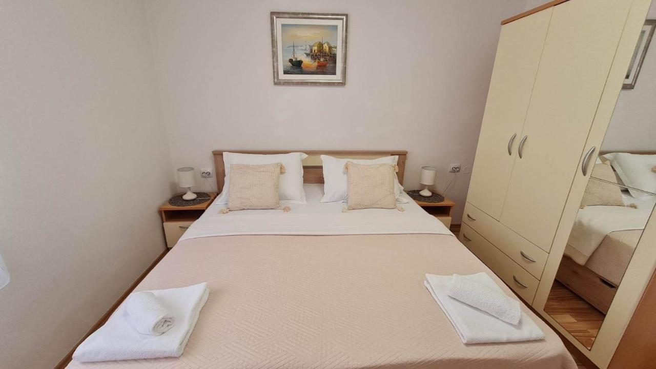 Apartman "Flower Garden" Ražanac Buitenkant foto
