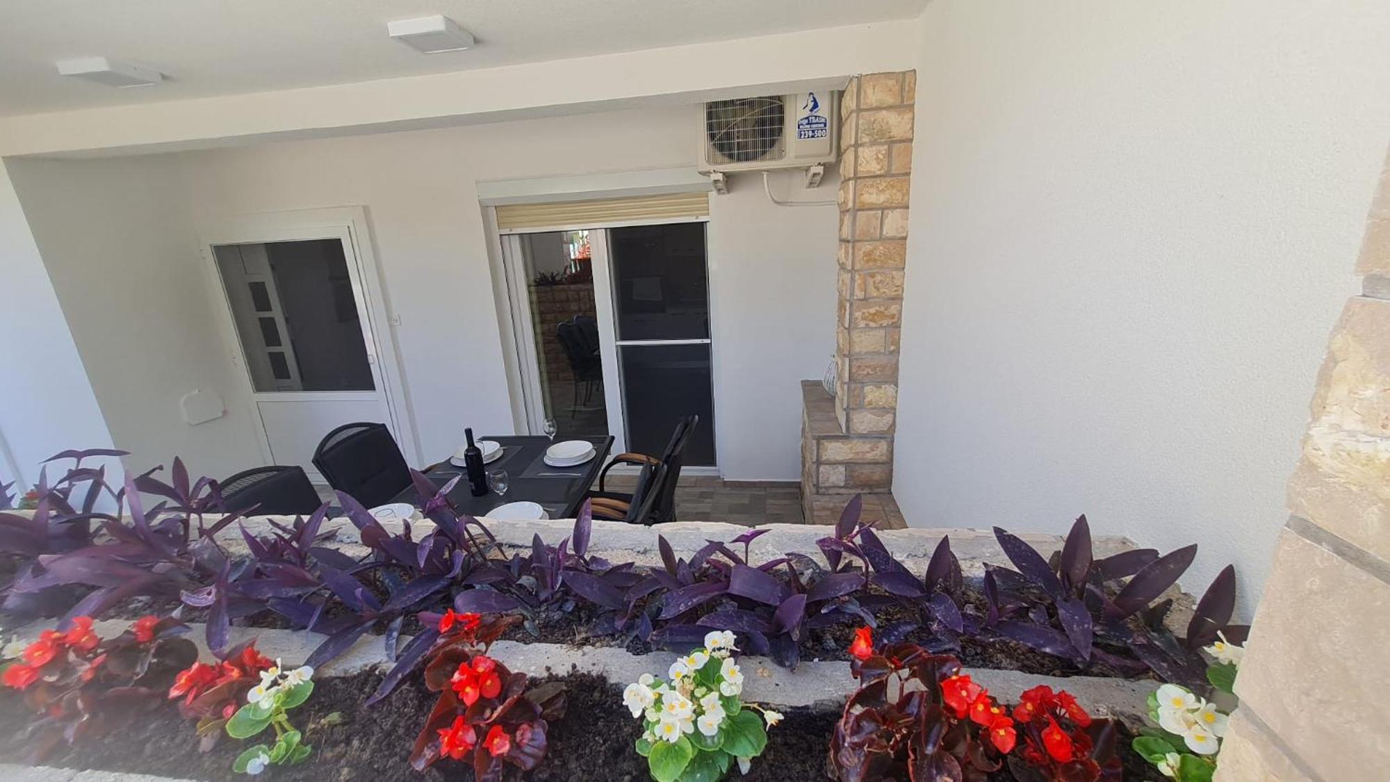 Apartman "Flower Garden" Ražanac Buitenkant foto