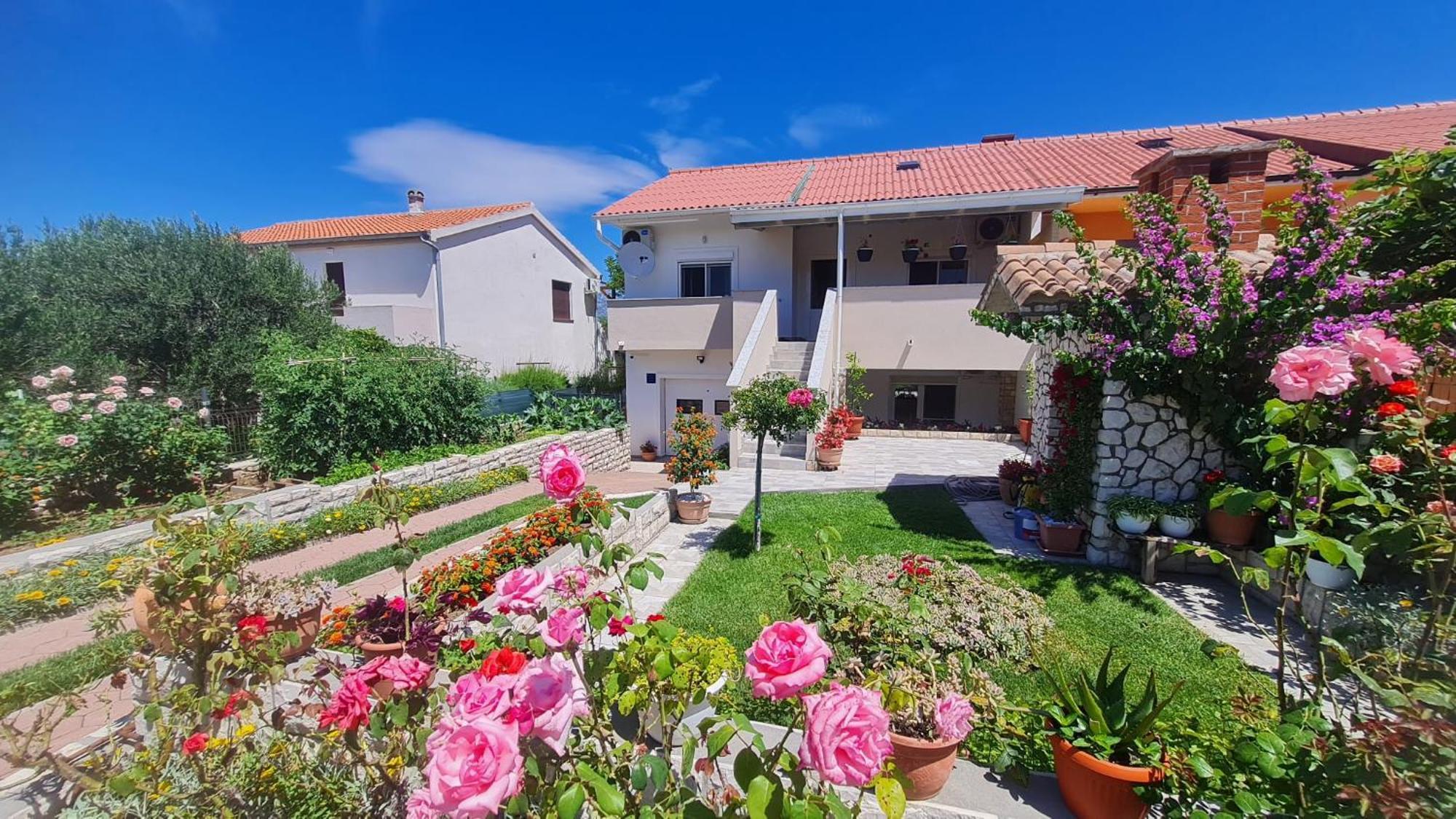 Apartman "Flower Garden" Ražanac Buitenkant foto