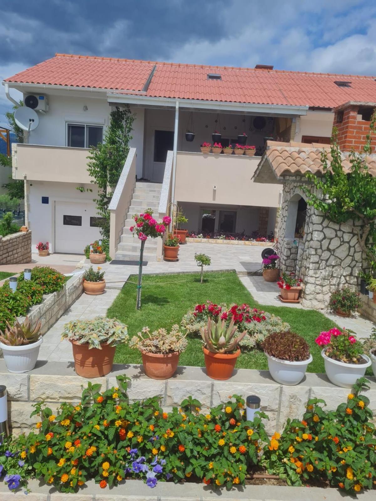 Apartman "Flower Garden" Ražanac Buitenkant foto